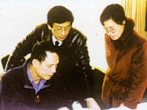 在座談會(huì)上華裔、南非客商通過(guò)攝像機(jī)交流